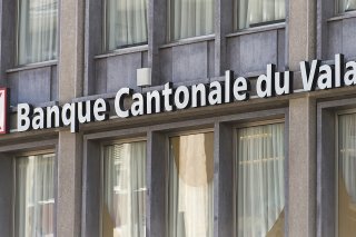 La Banque cantonale du Valais (ici le siège à Sion) est soupçonnée de violation des prescriptions concernant la publicité événementielle, des "faits susceptibles d'avoir une influence sur les cours" (archives).